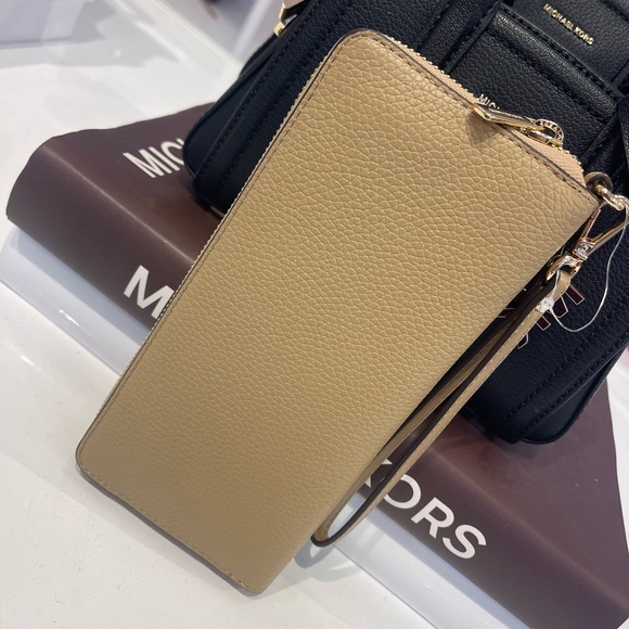 MICHAEL KORS Jet Set Tr Lg Pebbled Leather Continental Wristlet Wallet
Camel
NWT - Picture 8 of 16